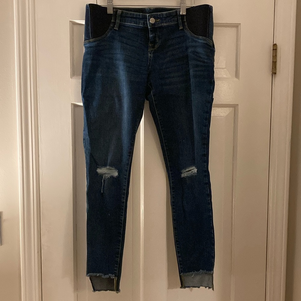 Isabel Maternity jeans size 6. These are adorable, ripped knee detailing. EUC